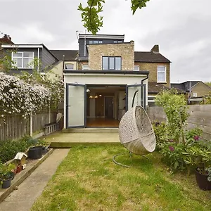 https://contemporary-3-bed-house-with-spacious-garden-close-to.brighton-hotels-england.com